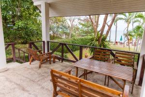 Coco Palm Beach Resort - SHA Extra Plus的阳台或露台