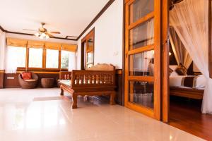 Coco Palm Beach Resort - SHA Extra Plus的休息区