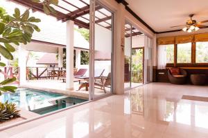 Coco Palm Beach Resort - SHA Extra Plus内部或周边的泳池