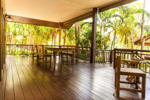 Coco Palm Beach Resort - SHA Extra Plus的阳台或露台