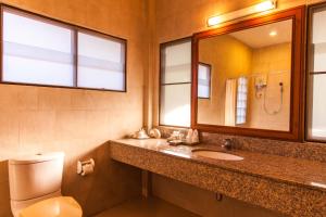 Coco Palm Beach Resort - SHA Extra Plus的一间浴室