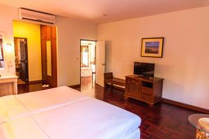 Coco Palm Beach Resort - SHA Extra Plus的电视和/或娱乐中心