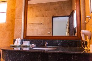 Coco Palm Beach Resort - SHA Extra Plus的一间浴室