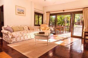 Coco Palm Beach Resort - SHA Extra Plus的休息区
