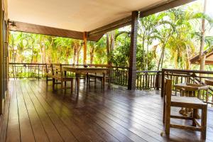Coco Palm Beach Resort - SHA Extra Plus的阳台或露台