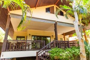 Coco Palm Beach Resort - SHA Extra Plus的阳台或露台