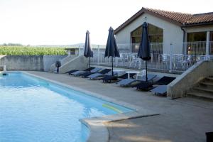 Swimmingpoolen hos eller tæt på Village Camping Les Vignes