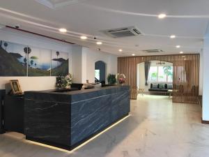 vestíbulo con recepción en un edificio en The Royal P Phuket - SHA Plus, en Phuket