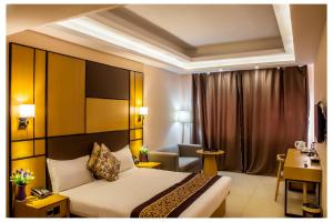 Postel nebo postele na pokoji v ubytování 2000 Hotel Downtown Kigali