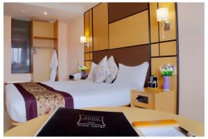 Postel nebo postele na pokoji v ubytování 2000 Hotel Downtown Kigali