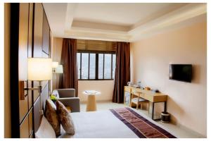 TV a/nebo společenská místnost v ubytování 2000 Hotel Downtown Kigali