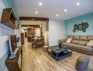 - un salon avec un canapé et une table dans l'établissement Apartament Rural El Rellotge, à Sant Mateu
