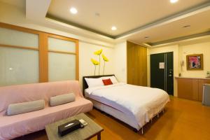 a bedroom with two beds and a table at L Hotspring B&B in Jiaoxi