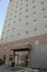 津市にあるホテルエコノ津駅前の大きな建物