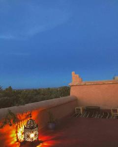 une lumière qui se trouve au-dessus d'un bâtiment dans l'établissement Cinema Riad, à Ouarzazate