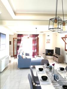 A seating area at Leo - Unique Glyfada Apartment
