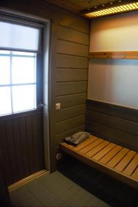 a bench in a room with a window at Ylläs Suistotie Cottage in Äkäslompolo