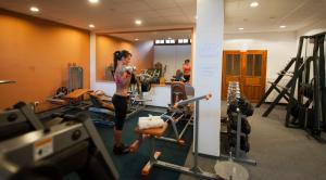 Posilňovňa alebo fitness centrum v ubytovaní Hotel Villa Völgy Wellness & Konferencia