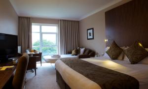Llit o llits en una habitació de Humber Royal Hotel
