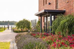 A garden outside Hotel Speicher am Ziegelsee