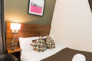 Postel nebo postele na pokoji v ubytování Chester Hotel