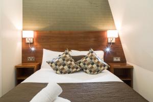 Postel nebo postele na pokoji v ubytování Chester Hotel