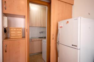 Kuchyň nebo kuchyňský kout v ubytování Lets Holidays Comfortable Apartment Near Beach