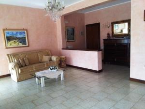 - un salon avec un canapé et une table dans l'établissement Letizia's House, à Catane
