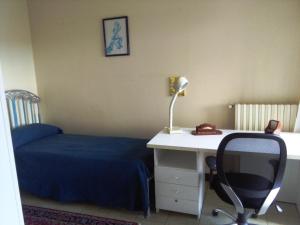 - une chambre avec un lit et un bureau avec une lampe dans l'établissement Letizia's House, à Catane