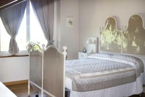 una camera da letto con un letto e una grande finestra di Tenuta degli Angeli Rossi ad Asti Altre 108 foto