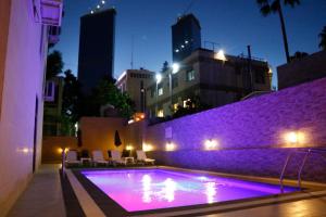Bazén v ubytování Almond Hotel Apartments nebo v jeho okolí