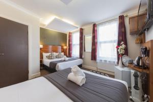 Postel nebo postele na pokoji v ubytování Chester Hotel