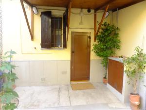 カルデラーラ・ディ・レーノにあるB&B Il Borghettoの壁に植物を植えた扉付きの部屋