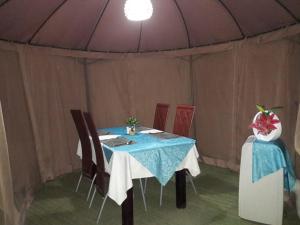 מסעדה או מקום אחר לאכול בו ב-Noor Majan Camp