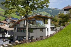 une maison sur une colline avec un arbre dans l'établissement Bellaire Tirol, à Westendorf