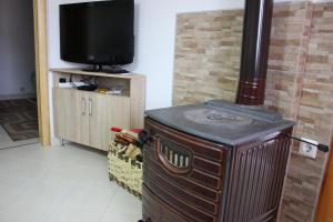 Televízia a/alebo spoločenská miestnosť v ubytovaní Apartments Zoni