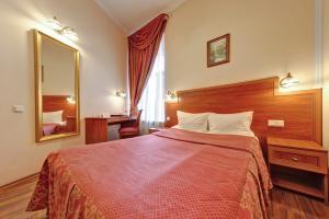 1 dormitorio con 1 cama grande con manta roja en Atria Guest House, en San Petersburgo