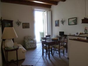 Una cocina y una sala de estar con mesa y sillas. en Palazzo Tocco, en Tropea