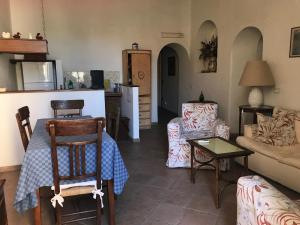 Una sala de estar con una mesa y una cocina. en Palazzo Tocco, en Tropea 35 fotos más