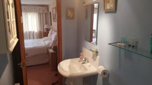 A bathroom at Hosefield Bed and Breakfast 