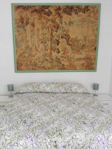 ナポリにあるDomus Sant'Elmoの寝室のベッドの上に掛けられた絵画