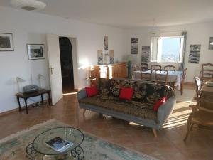 a living room with a couch and a table at Villa Saint-Michel in Galeria
