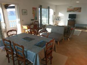 une salle à manger et un salon avec une table et des chaises dans l'établissement Villa Saint-Michel, à Galéria