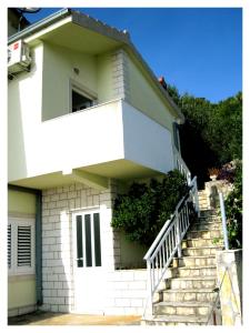 una casa blanca con escaleras delante en Blue Sensation, en Okrug Donji