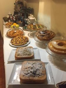 una mesa con diferentes tipos de panes y pasteles en Agriturismo Il Poggio Di Orvieto, en Orvieto