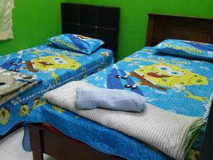 2 camas con edredones de Hello Kitty en el dormitorio en Anis Homestay Bangi, en Bangi