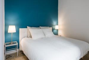 Un pat sau paturi într-o cameră la La Canourgue, Appart de charme , climatisé,Parking free