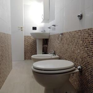 ein Badezimmer mit Toilette und Waschbecken in der Unterkunft Lorica Suite in Lorica