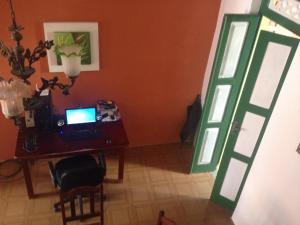 a room with a desk with a computer on it at Hostel da Providência in Salvador