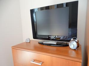 TV at/o entertainment center sa Apartment Alexander